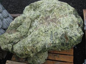 Green Spaghetti solitérny kameň, výška 70 - 110 cm - Solitérny kameň, hmotnosť 1000 kg, výška 190 cm | T - TAKÁCS veľkoobchod