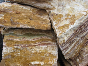 Stripe Onyx solitérny kameň, výška 80 - 110 cm - Mramorový biely solitérny kameň, hmotnosť 500 - 2000 kg | T - TAKÁCS veľkoobchod