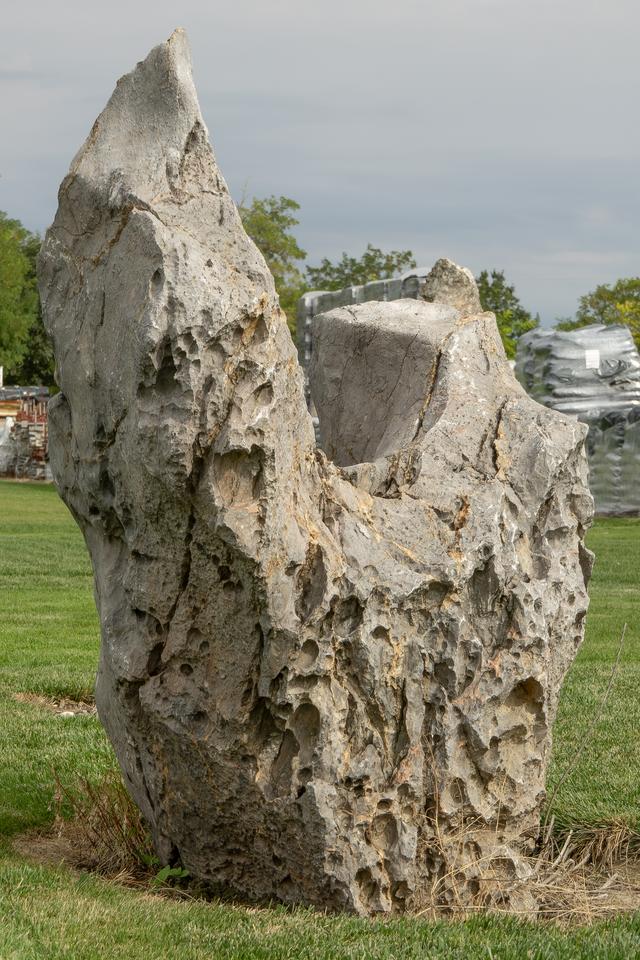 Solitérny kameň, hmotnosť 1060 kg, výška 190 cm